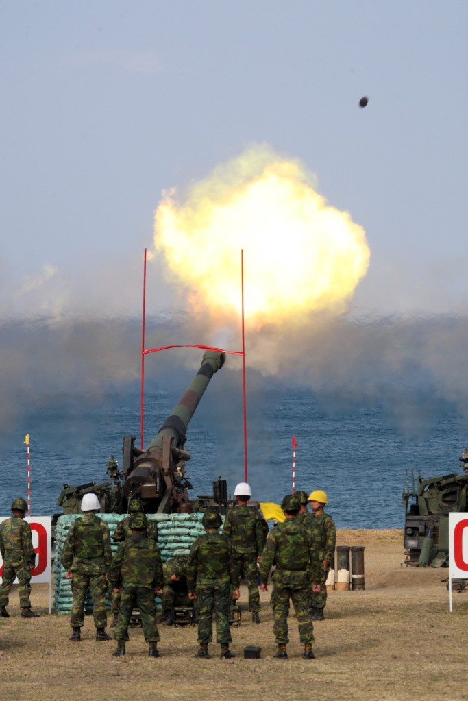 Đài Loan tập trận bắn pháo hạng nặng trên bờ biển Bình Đông ngày 16/10/2012